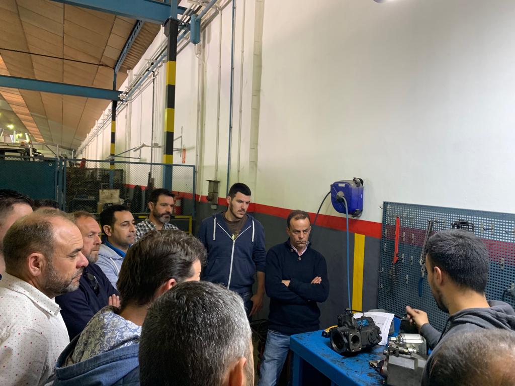 Nuestros asistentes al Curso en la parte práctica del mismo, conociendo distintos tipos de bombas como las de caudal variable con LS